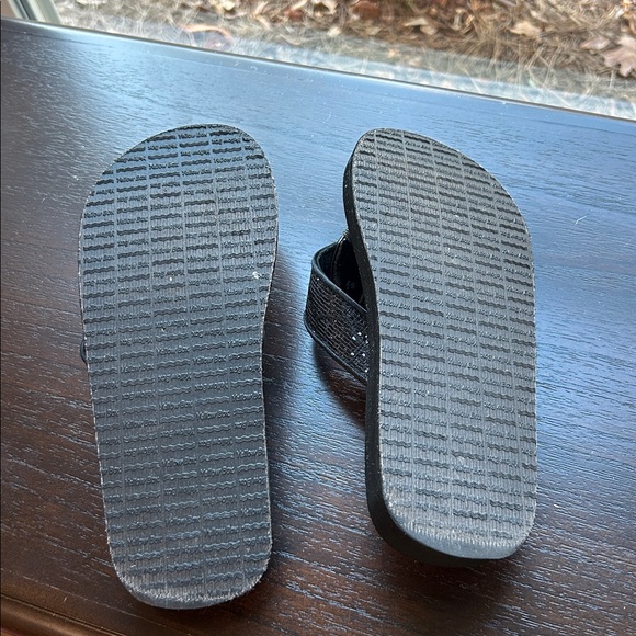 Yellow Box.   Black glitter flip flops   Size 6 1/2 - Picture 3 of 3